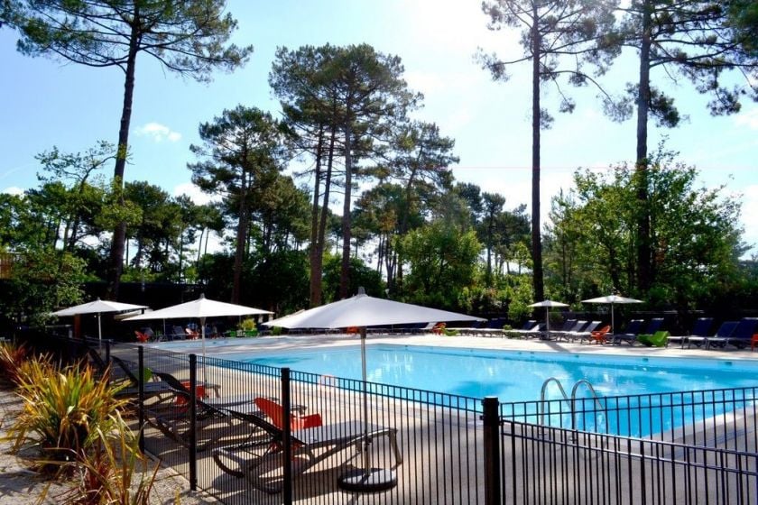 Piscine extérieure chauffée, sous les pins du Village Club Le Cap Ferret****