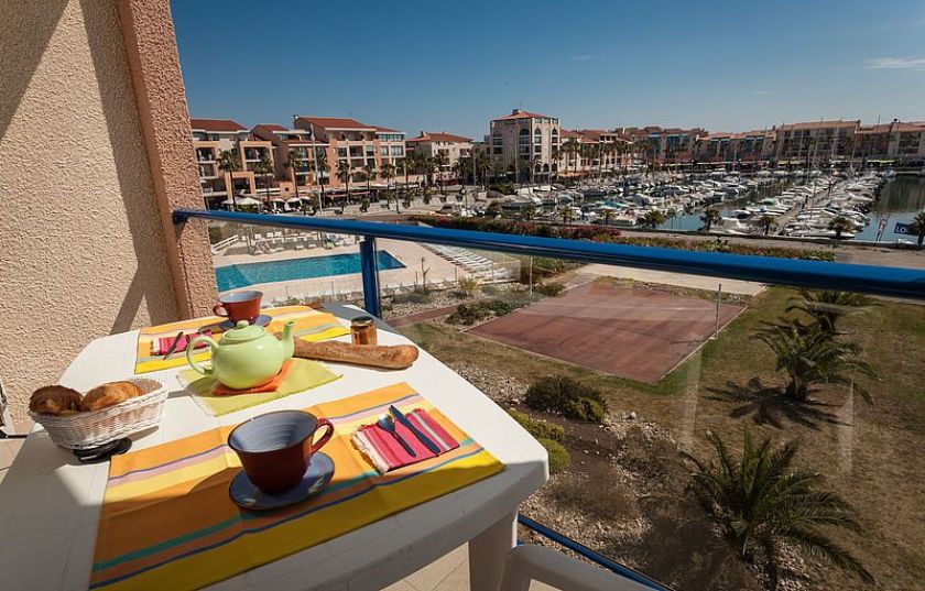 Petit déjeuner en terrasse