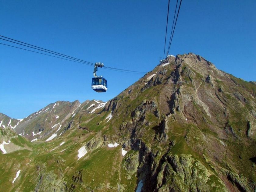 Le Pic du Midi en été avec les télécabines