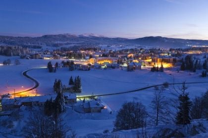 La station des Rousses dans le Jura de nuit