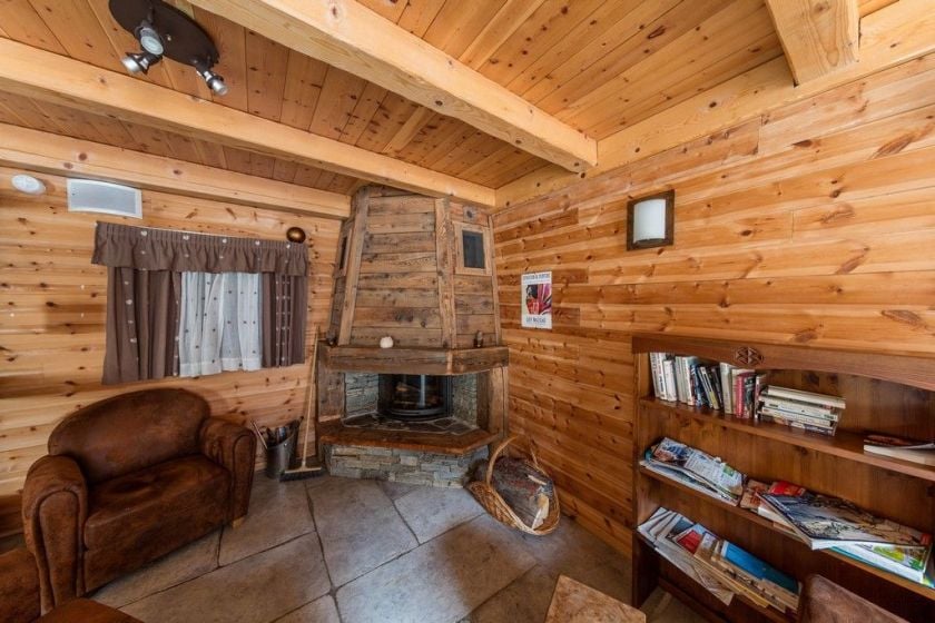 Le salon détente agréable en hiver, avec cheminée et bibliothèque