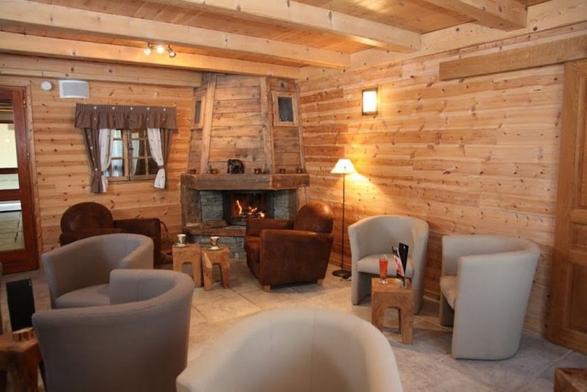 Le salon détente agréable en hiver, pour se réchauffer en famille au coin du feu